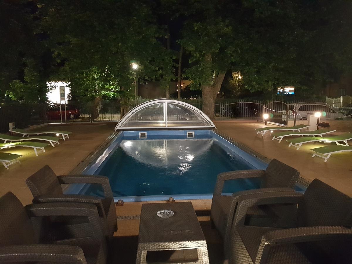 Doris Hotel Siófok Buitenkant foto